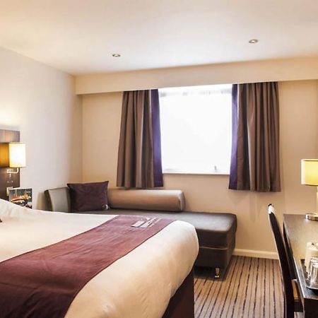 Premier Inn London Romford Central Exterior foto