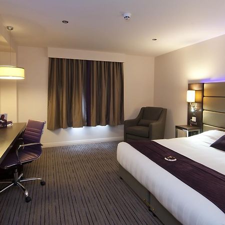 Premier Inn London Romford Central Exterior foto