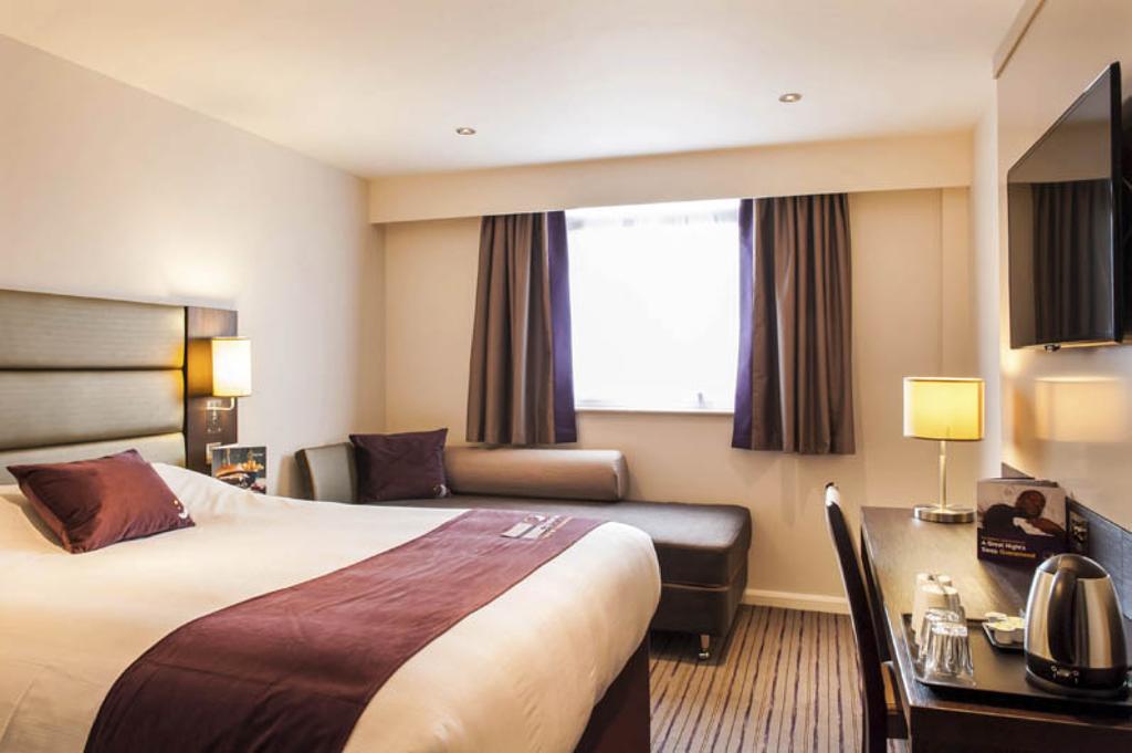 Premier Inn London Romford Central Exterior foto
