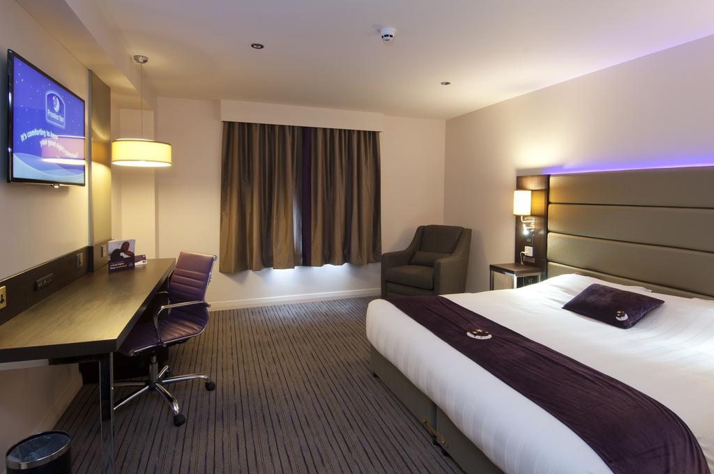 Premier Inn London Romford Central Exterior foto