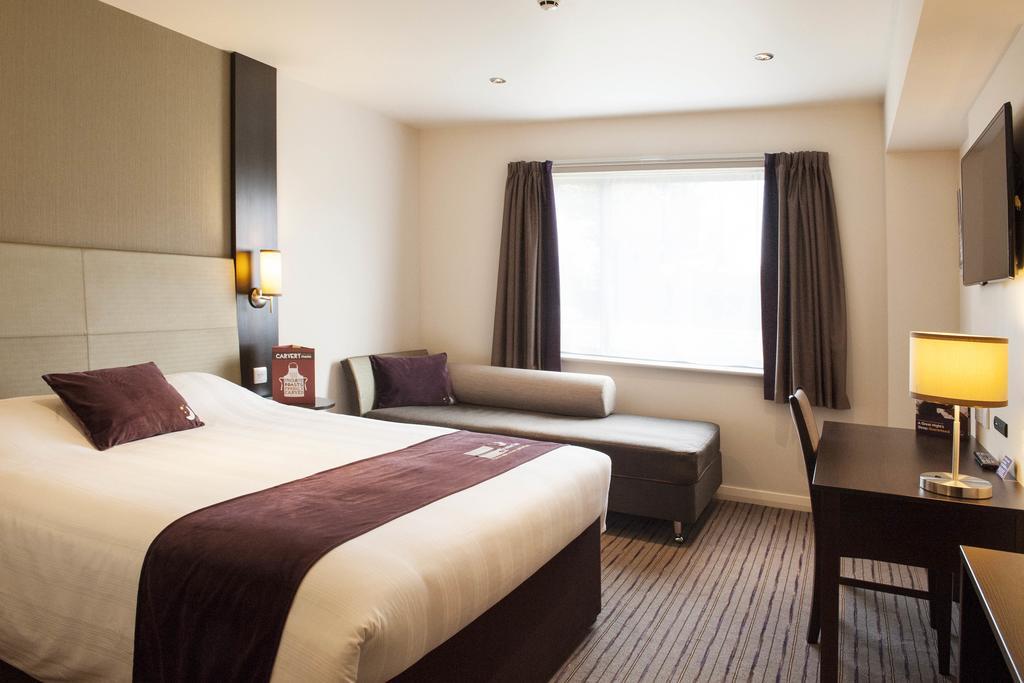 Premier Inn London Romford Central Exterior foto