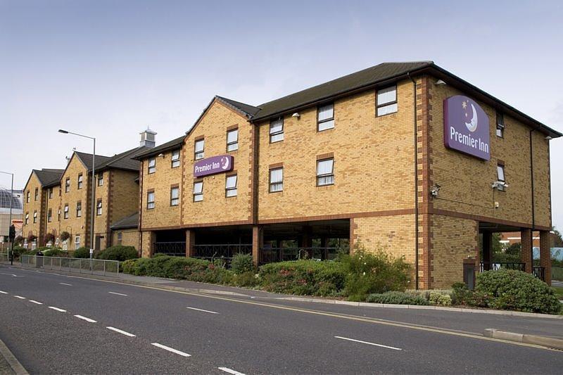 Premier Inn London Romford Central Exterior foto